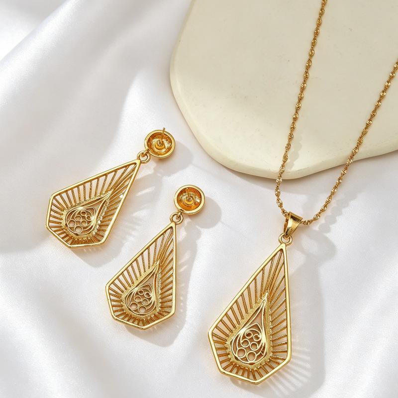 Vietnamese Sand Gold Bride Hollow Earrings Necklace Set Fashionable Light Luxury Engraved Pendant Earrings Earrings