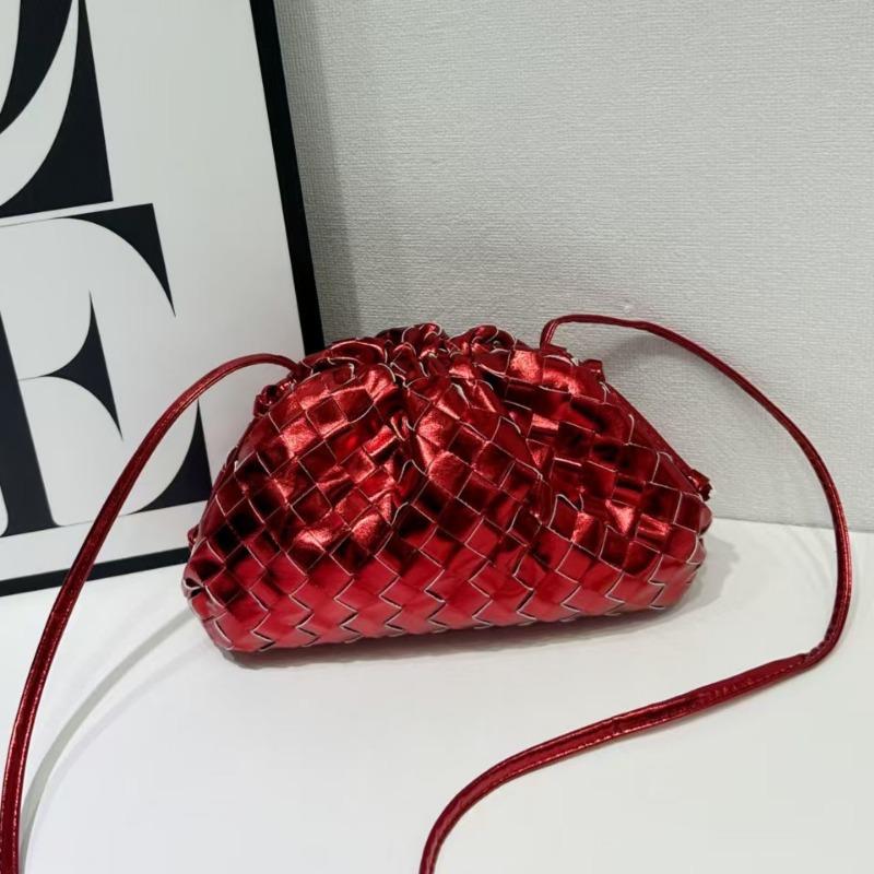 Neue plissierte gewebte Wolkentasche Nische Knödeltasche Windclip Weichleder Umhängetasche Wind