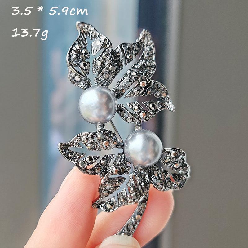 Wysokiej klasy korsarz w kolorze czarnej perły, przypinka broszka, akcesoria odzieżowe