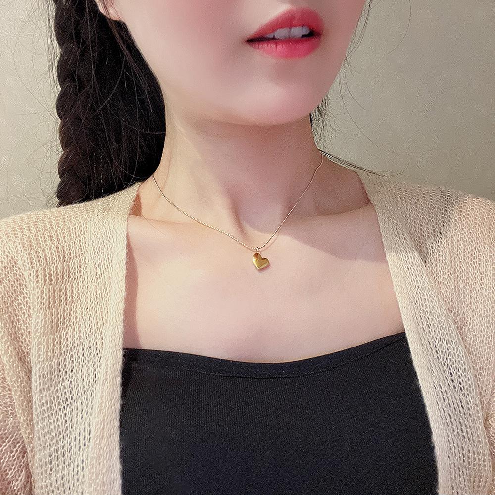 Korean 18K Gold Titanium Steel Women's Clavicle Necklace - Versatile, High-End, Non-Fading Temperament Choker.