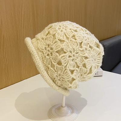 Handgemachte gehäkelte Blumenmütze für Damen im Herbst und Winter Vielseitige warme weiche Blumenschublade Doppellagige gestrickte Wollmütze Kopfmütze
