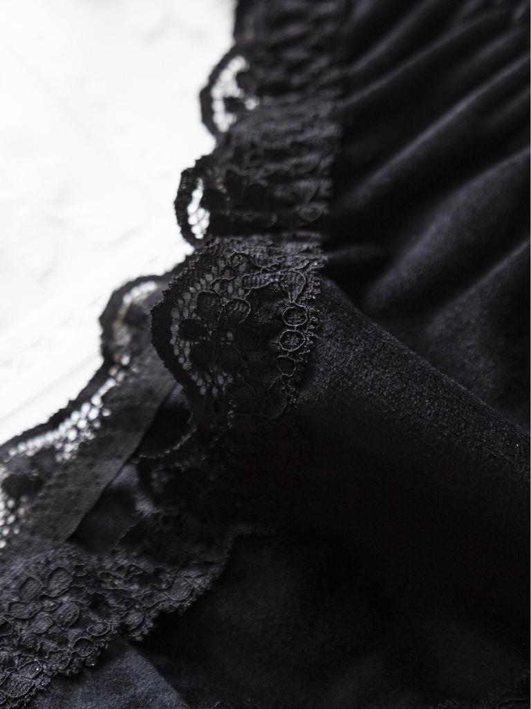 Großformatiges Schwarzes Samt- und Spitzen-Push-Up-BH mit Schnür-Höschen-Set