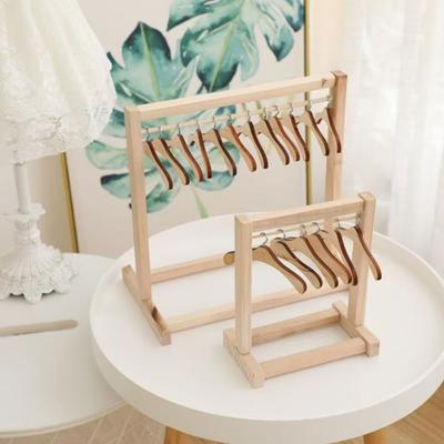 Stojak na ubrania dla lalek z mini wieszakiem Drewniany stojak ekspozycyjny na ubrania dla lalek dziewczynek Mebel szafa na ubrania do domku dla lalek Akcesoria