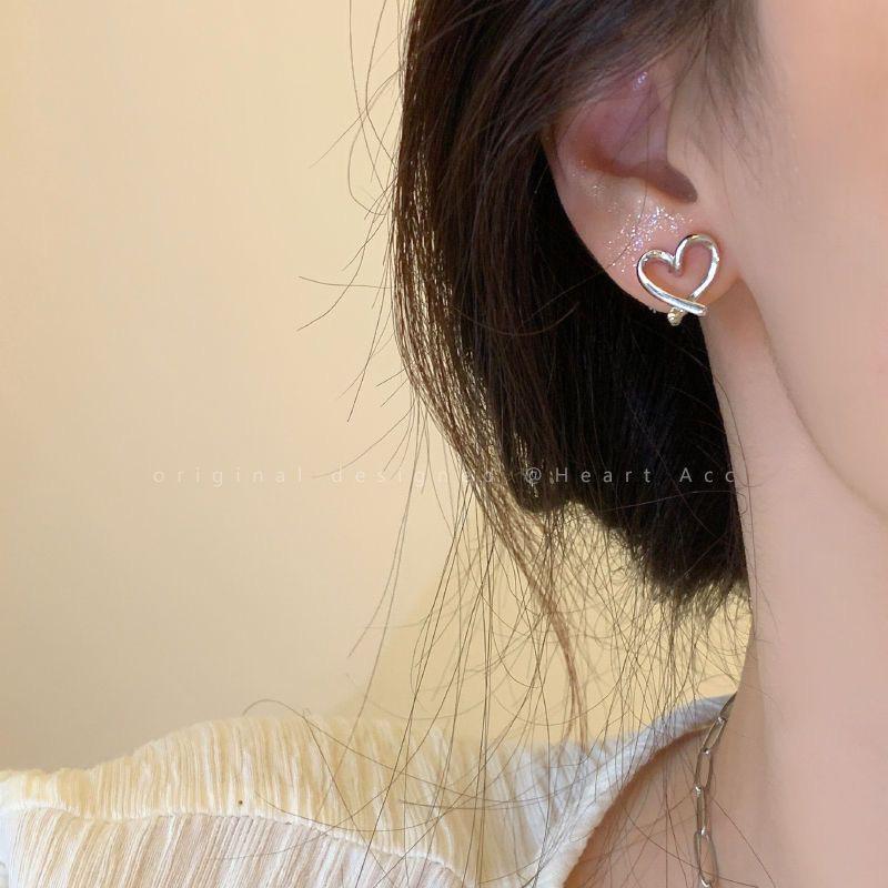 Manchette d'oreille en forme de cœur: Confortable pour dormir, Design de niche, Sensation haut de gamme, Pas besoin de piercing, Doux et polyvalent.