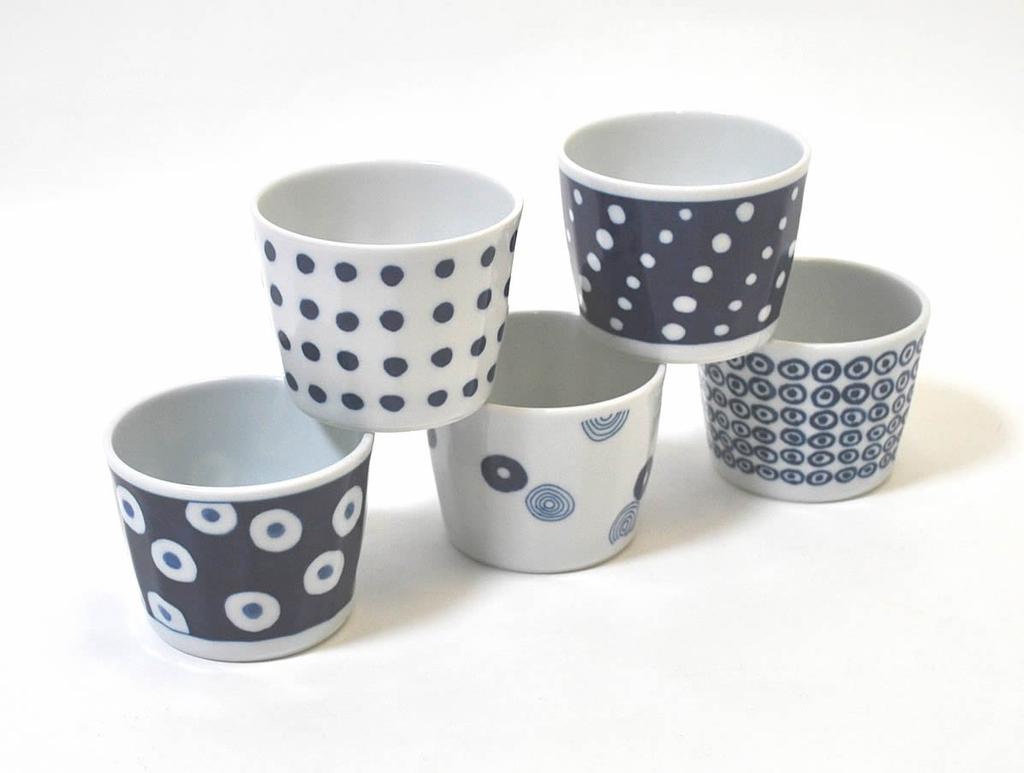 Set aus 5 Messbechern aus Japan mit einem Indigoblauen Kreismuster. Soba-choku (Buchweizennudeln-Becher). 13304. Hergestellt von Nishikai Pottery, Hasami-Ware.