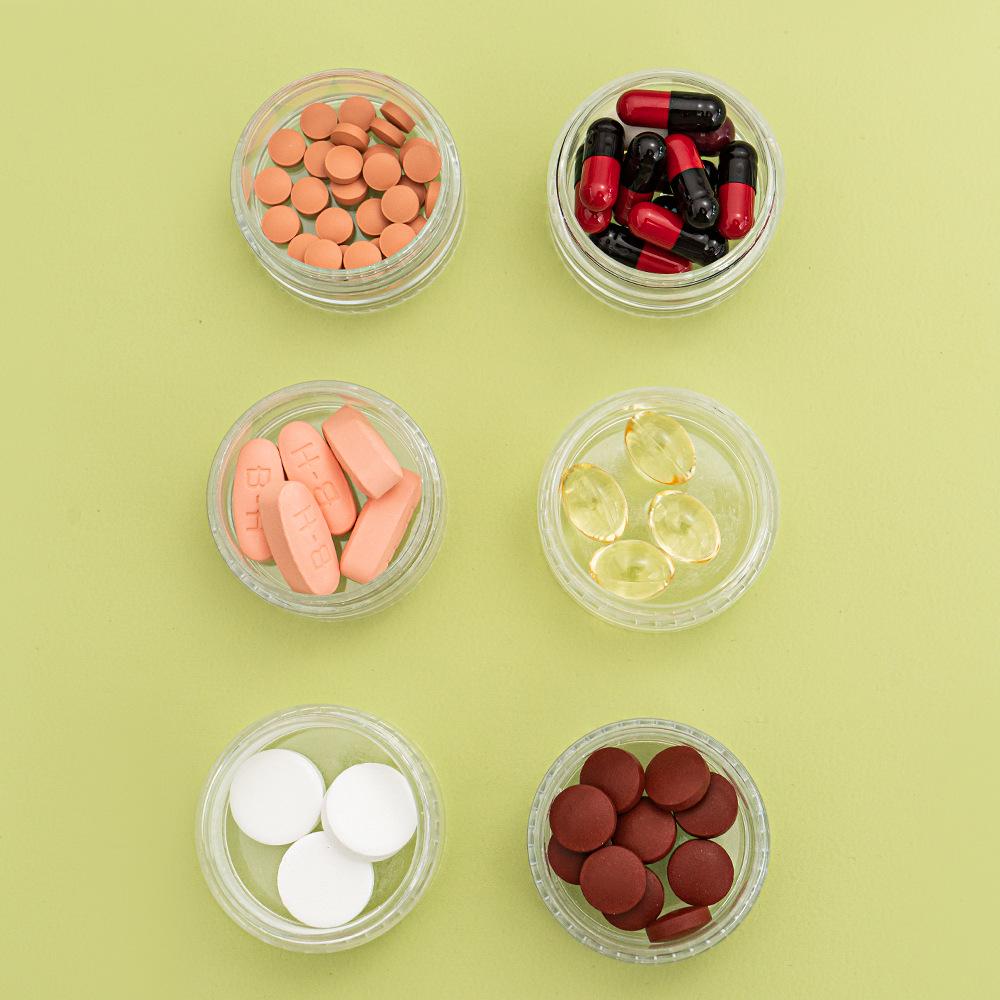 Portable Weekly Pill Organizer: Compact, Moisture-Proof, Food-Grade Box for Tablets & Capsules.