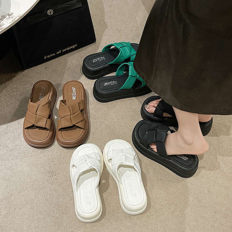 French high-end fashion beach one-word sandals for women's summer wear 2025 new black thick-soled heightening slippers