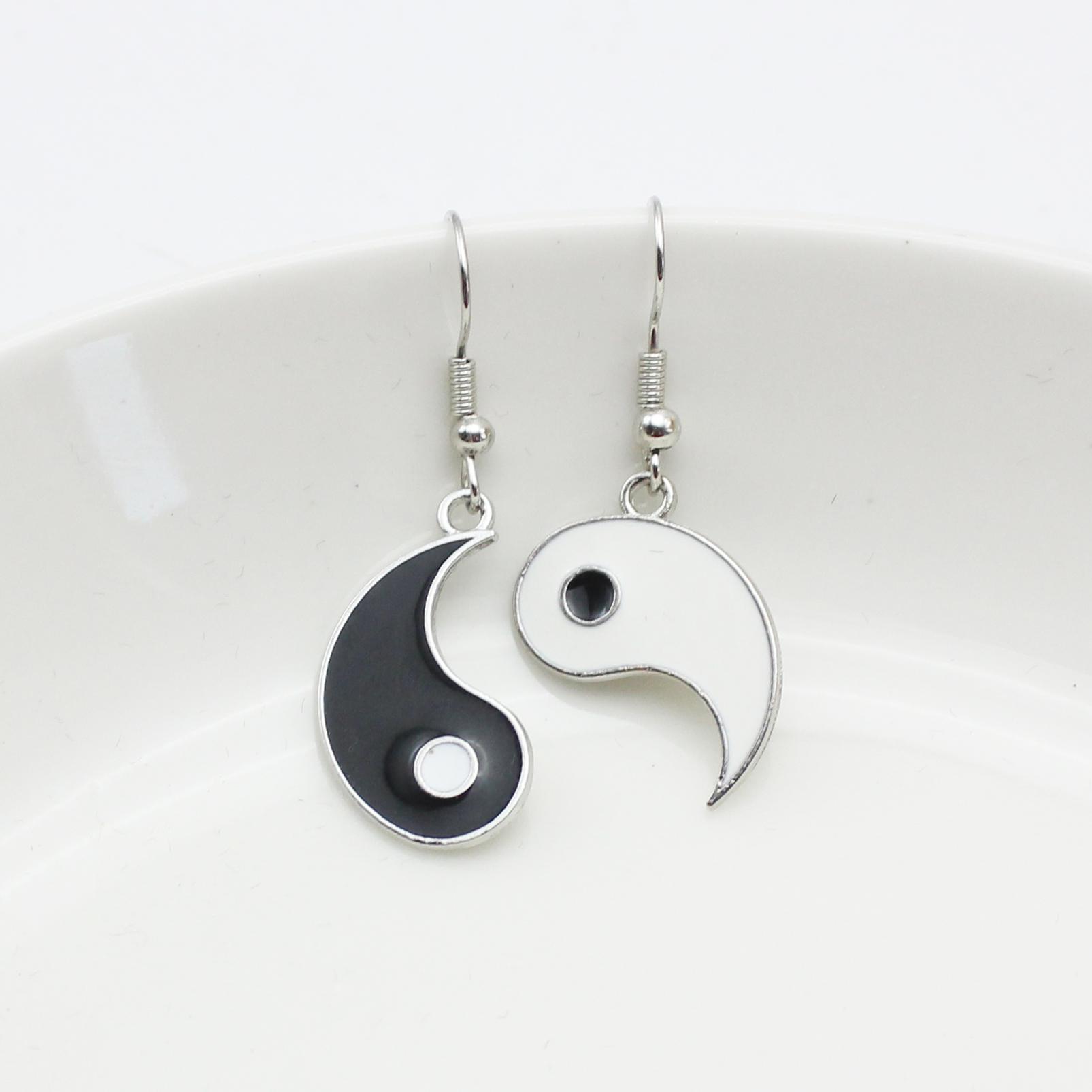 

Asymmetric Tai Chi Yin Yang Bagua Black White Color Round Drop Earring for Women Creative Girl Zircon Lover Good Friend Gift