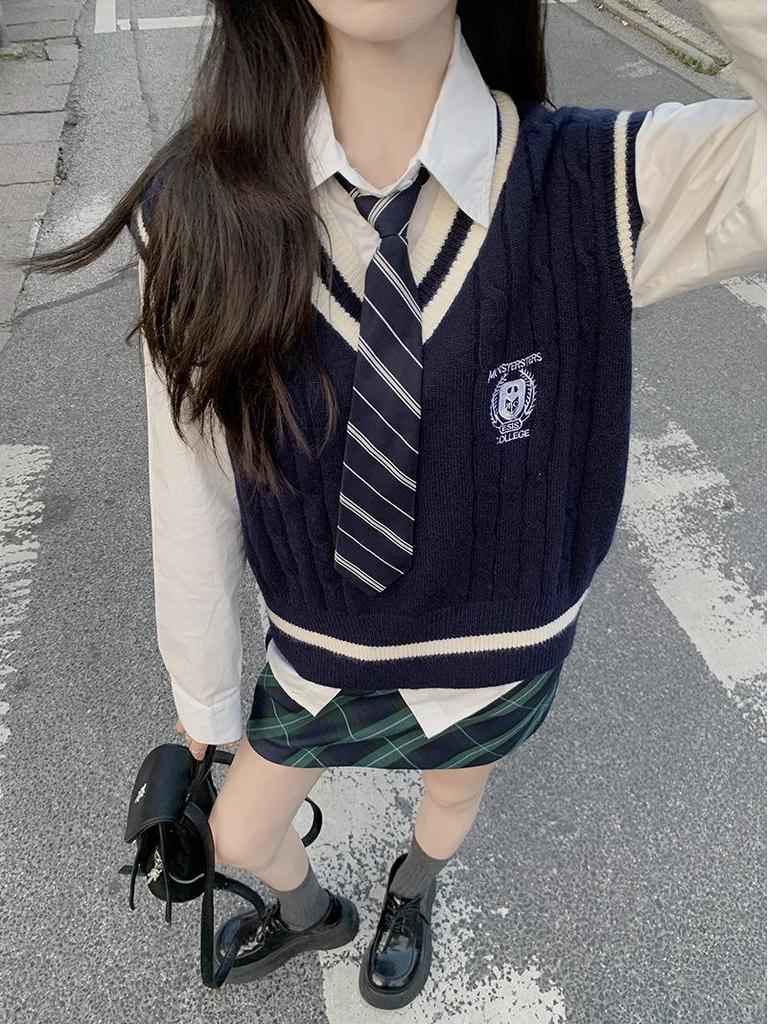 Women's College-Style Knitted Vest: Trendy Spring/Fall Layered Sleeveless Sweater