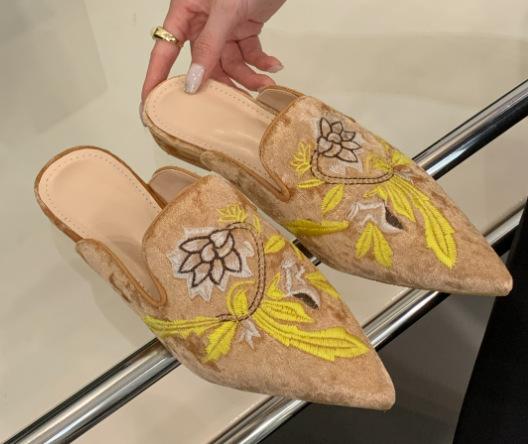 2026 New Women's Shoes Embroidery Flower Slippers Pointed Toe Flat Slippers Slip On Women High Heels Designer Closed Toe Mules
