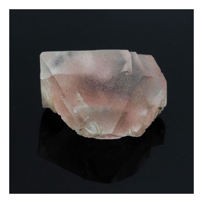 Pierres et Minéraux. Fluorite rose. 8.04 ct. Massif du Mont-Blanc, France..