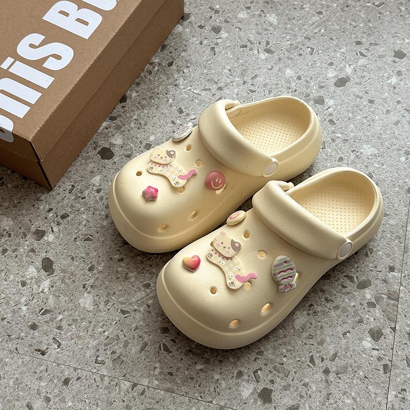Cute Cartoon Hole Shoes Women's 2025 Summer New Stepping On Shit Soft-soled Sandals Women's Slippers Summer Wear Beach Shoes