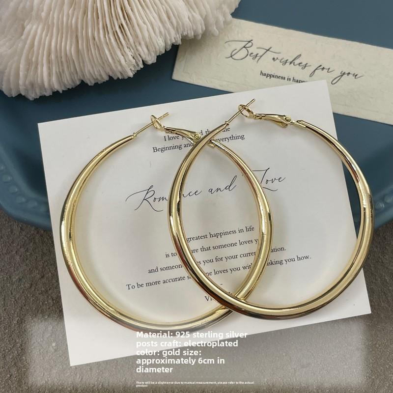 Ballad-style Elegant Round Earrings for Girls, Featuring Small-scale, Exclusive, Luxurious and Fashionable Design, with Exaggerated Style.