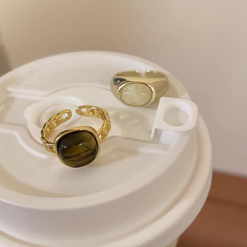 Vintage Sophisticated Amber Natural Stone Ring For Women Unique Geometric Fashion Accessory