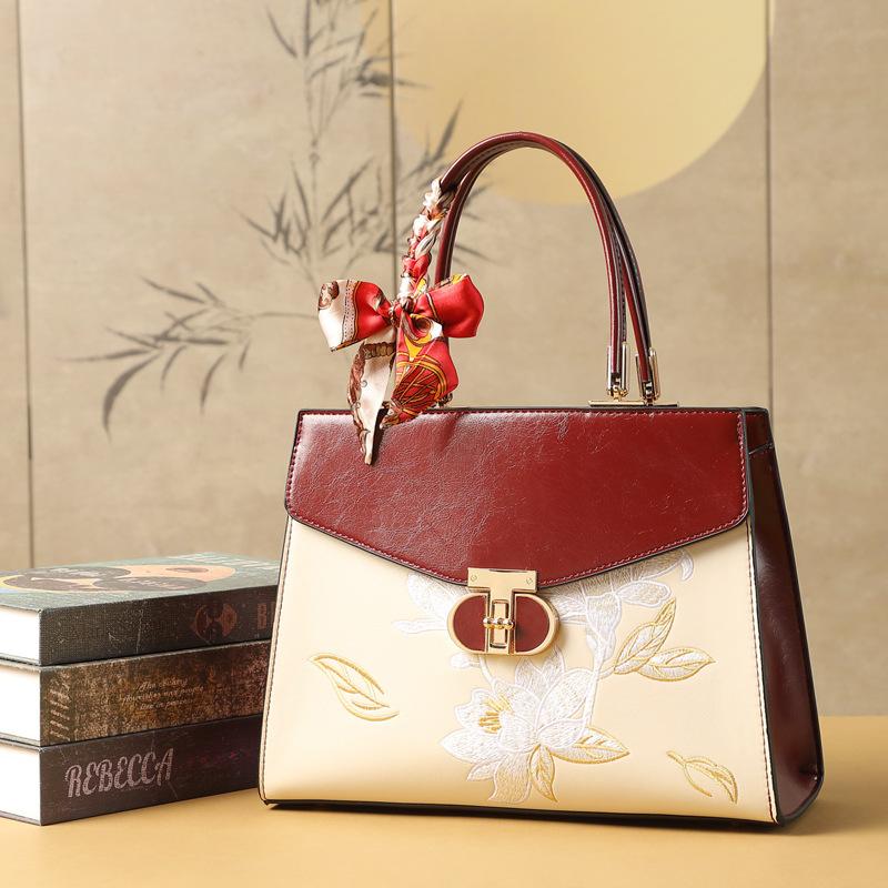 Chinese-style embroidered red handbag for middle-aged women, mother's wedding bag, handbag with a high-end feel, birthday gift for mother-in-law