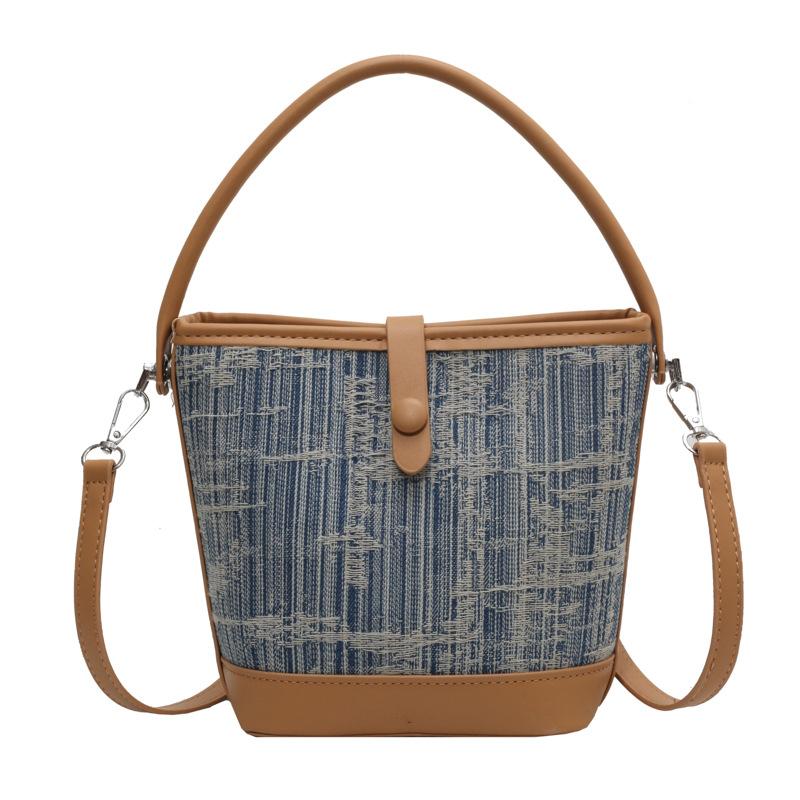 Advanced, fashionable, atmospheric, and personalized underarm bag for women in the 2023 summer new single shoulder crossbody bag, niche bucket bag