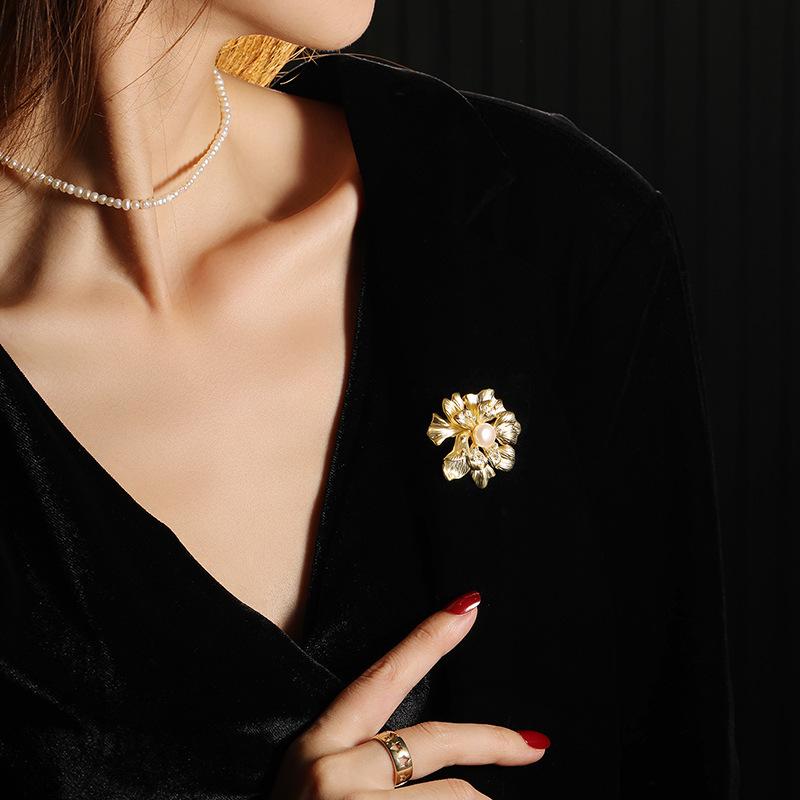 Bo Xin Yun Peony Brooch: Elegant High-End Chinese Style Pin for Suit or Cheongsam - Exquisite and Trendy Gift.
