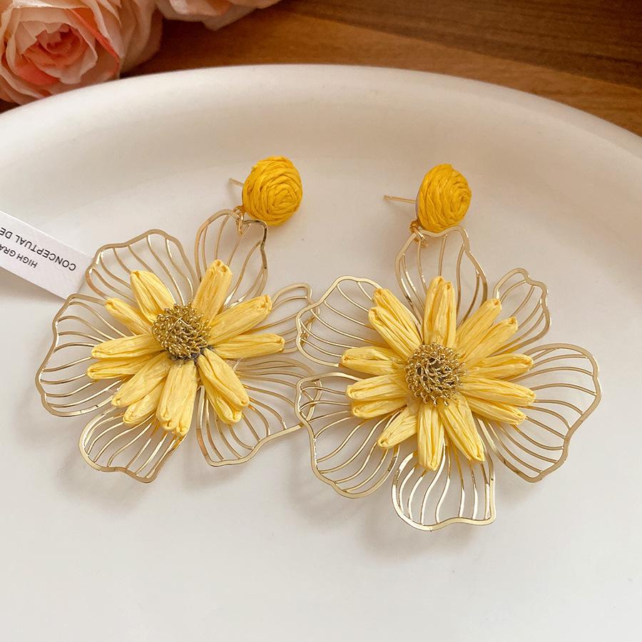 

Silver needle metal raffia flower earrings niche design temperament earrings simple and versatile high-end earrings