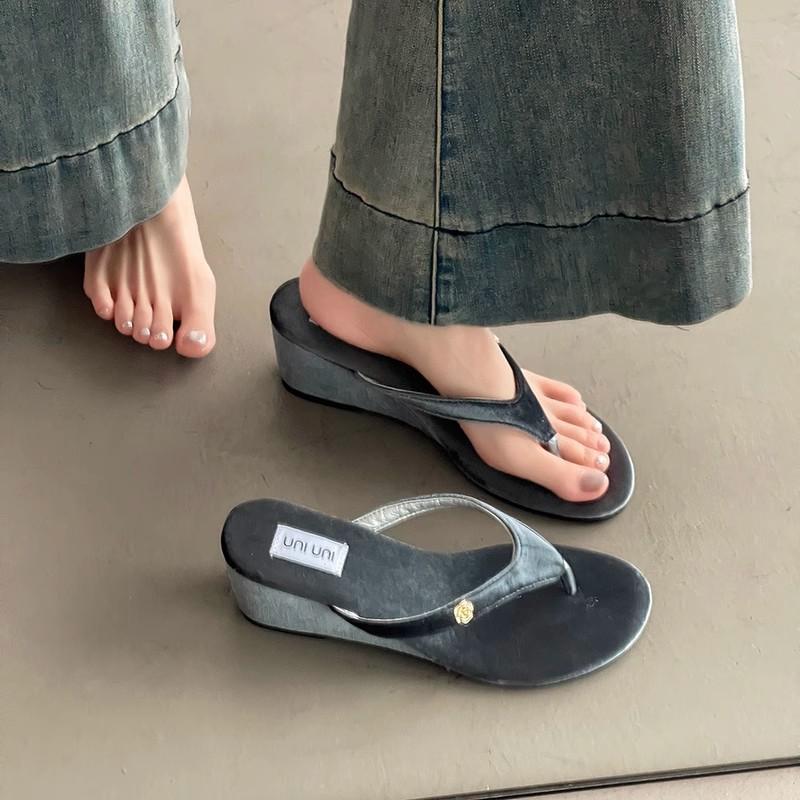 Spring and summer new fashion lightweight cool slippers casual versatile beach shoes flip-flops comfortable women's wedge slippers