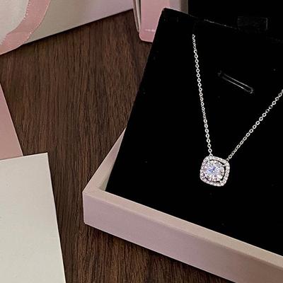 Collier Cube de Sucre pour Femmes Luxe Léger Niche Haut de Gamme Petit Pendentif Diamant Carré Simple Version Coréenne