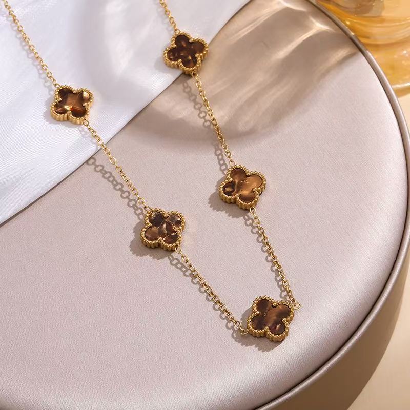 

Изысканная 18-каратная титановая сталь не теряет цвет Четырехлистный клевер Двусторонняя перламутровая Пять цветков Ожерелье Цепочка для ключицы женская 18K