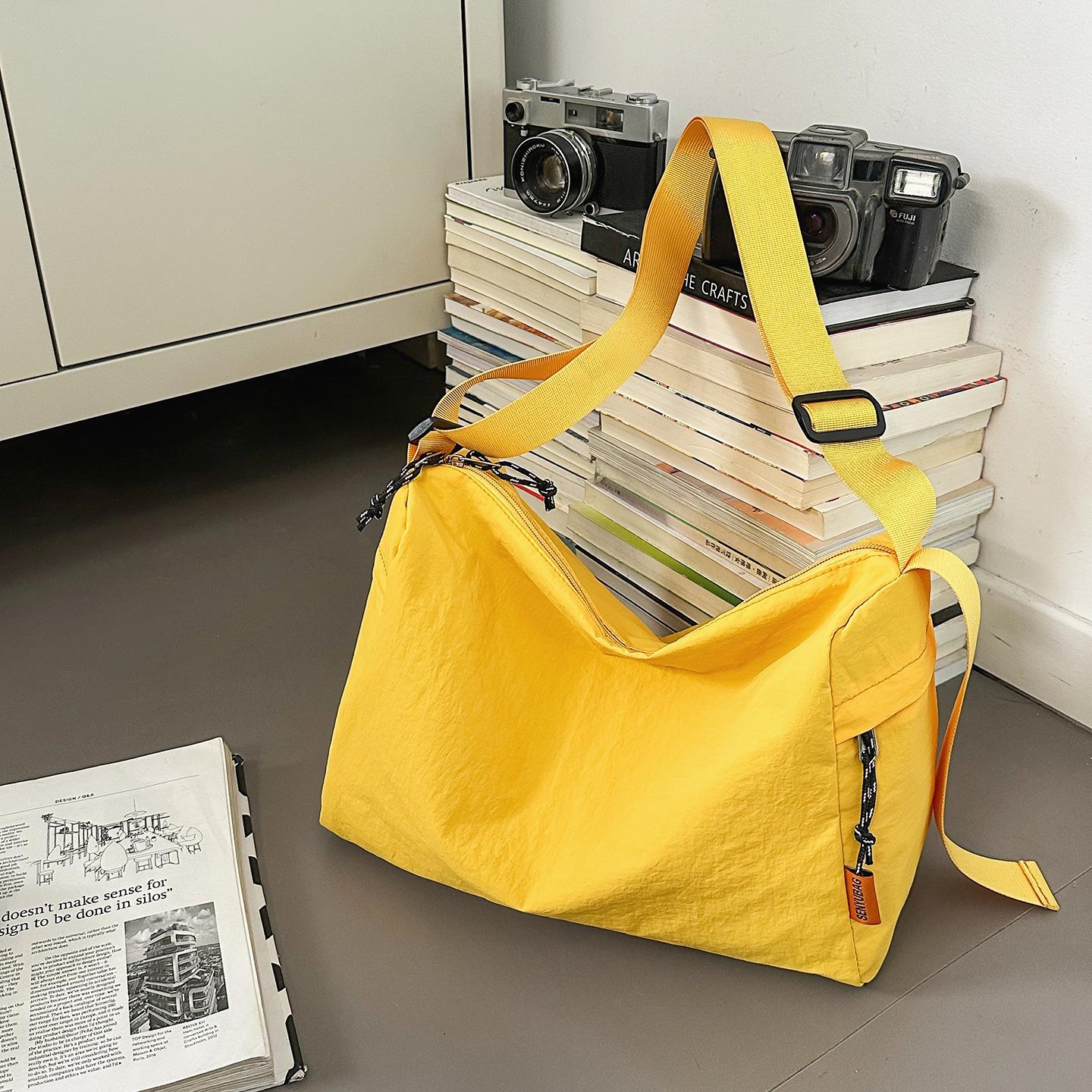 

Large capacity simple workwear style crossbody bag women s solid color lightweight tote bag 2025 autumn new sports shoulder bag жовтий