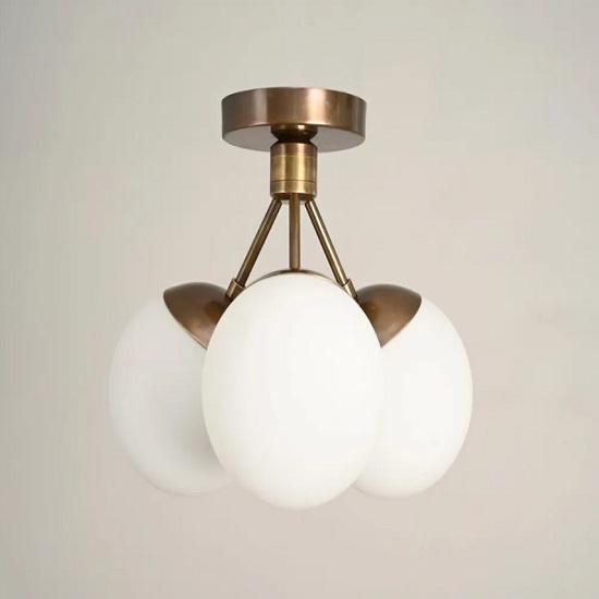 3-punktowy żyrandol Sputnik z kloszami | Nowoczesna lampa sufitowa z mosiądzu z połowy wieku
