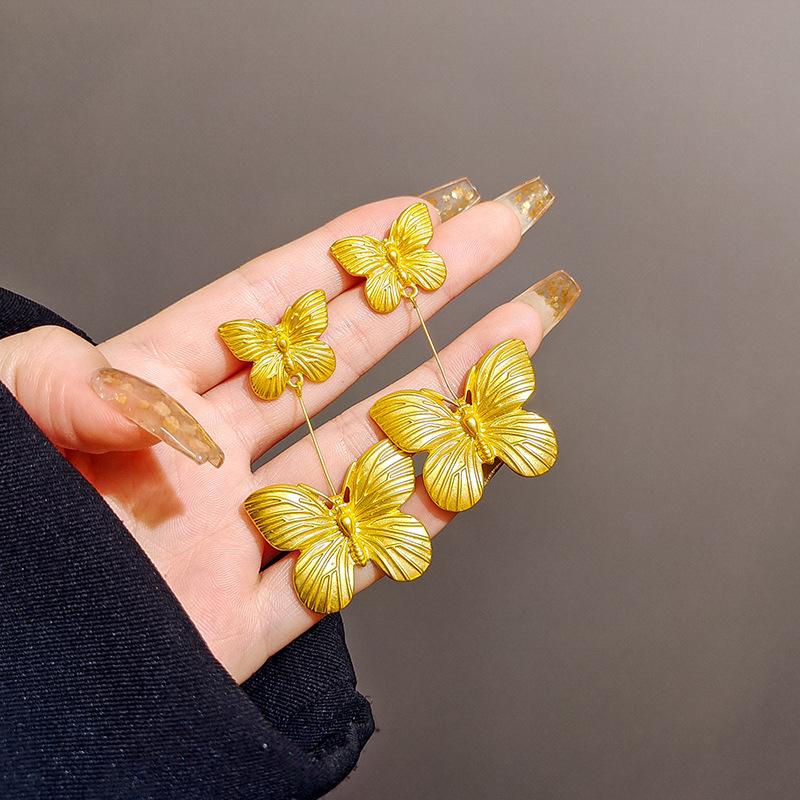 The niche design of the plain gold double butterfly earrings is exquisite, individualistic, exaggerated and high-end