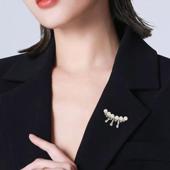 Women Brooch Sparkling Rhinestones Imitation Pearls Decor Suit Lapel Pin Sweaters Collars Hats Bags Coats Scarves Badge