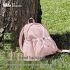 Banane unter dem leichten Rucksack einer Frau