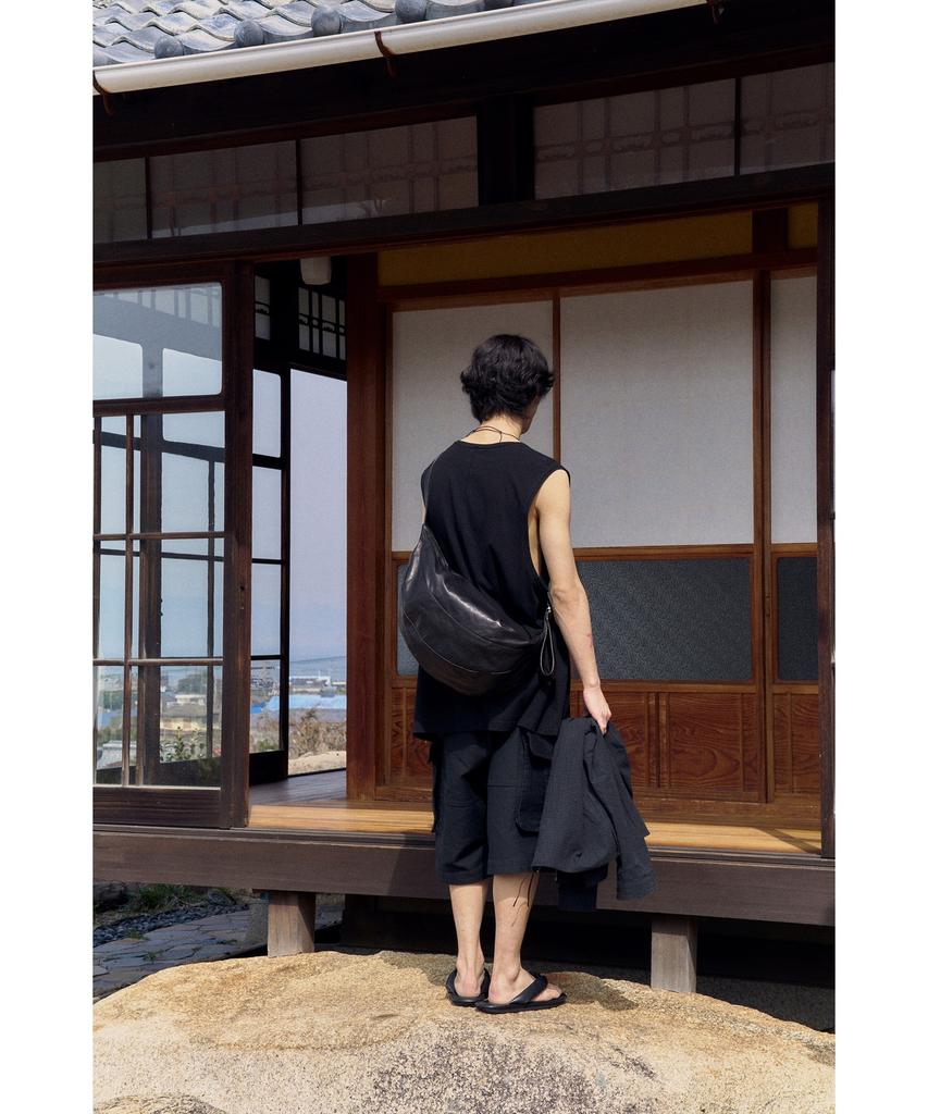 YOUTH Cut-Off Slit Sleeveless - Black
