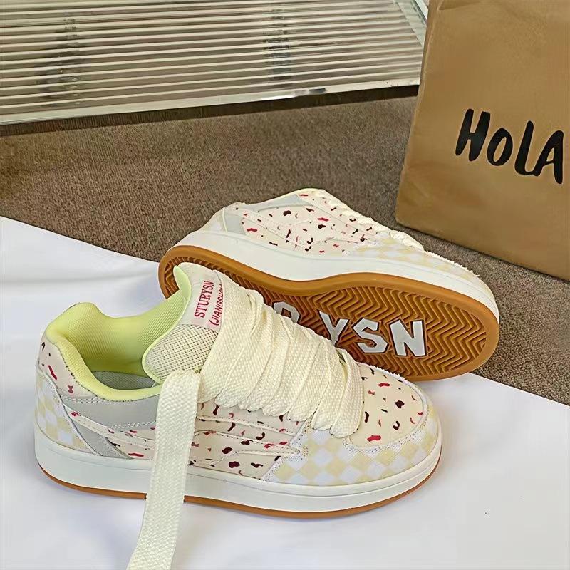 Korean version of student leisure niche design sense board shoes tide 2025 new Harajuku port style flat bottom street shooting sports shoes women