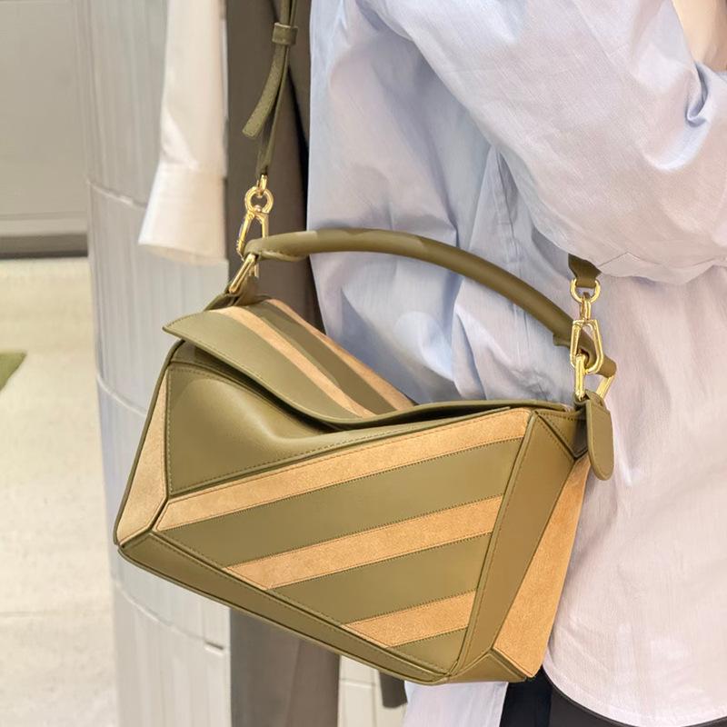 

Сумка Женская 2025 Из Той же Кожи С Пэчворком из Матовой Кожи Геометрическая Сумка Премиум Универсальная Портативная Сумка Мессенджер 24*10.5*16.5cm