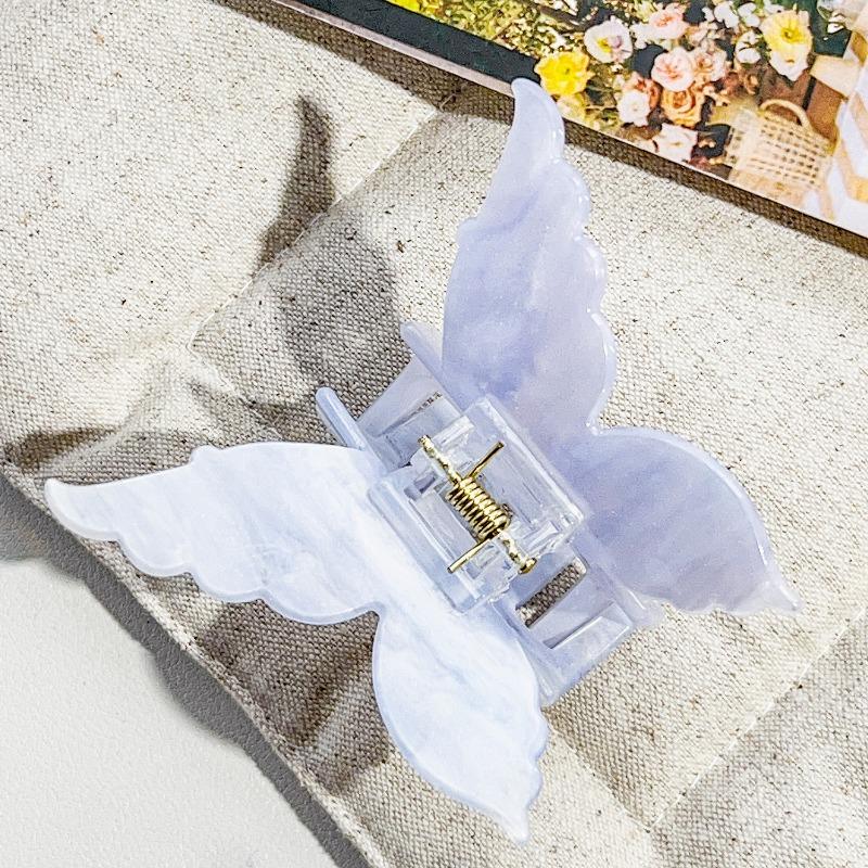 The Oval Hair Clip Exudes A High-end Feel. The Half-tied Shark Clip At The Back of The Head Is A Fashionable Hair Accessory