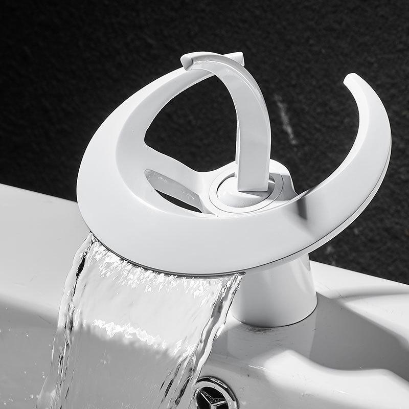 Luxuriöser Kupfer-Wasserfallhahn für das Badezimmer einer Villa – Heiß- und Kaltfunktion, kreatives Design für das Handwaschbecken