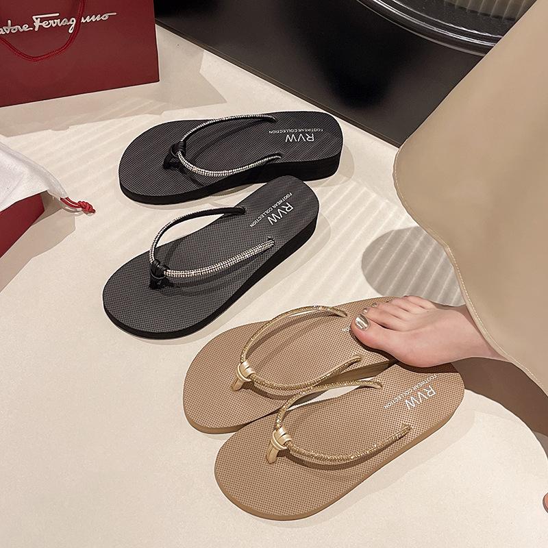 Fashion New Beach Slippers for Women's Summer Fashion Wearing Rhinestone Flip Flops with A Thick Heel and A Sloping Heel Clip on Sandals