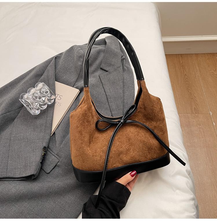 

Осенняя новая замшевая сумка-тоут 2025 модная сумка-багет с бантом, сумка под мышкой с высоким чувством, большая вместимость, контрастная цветная сумка на плечо коричневый