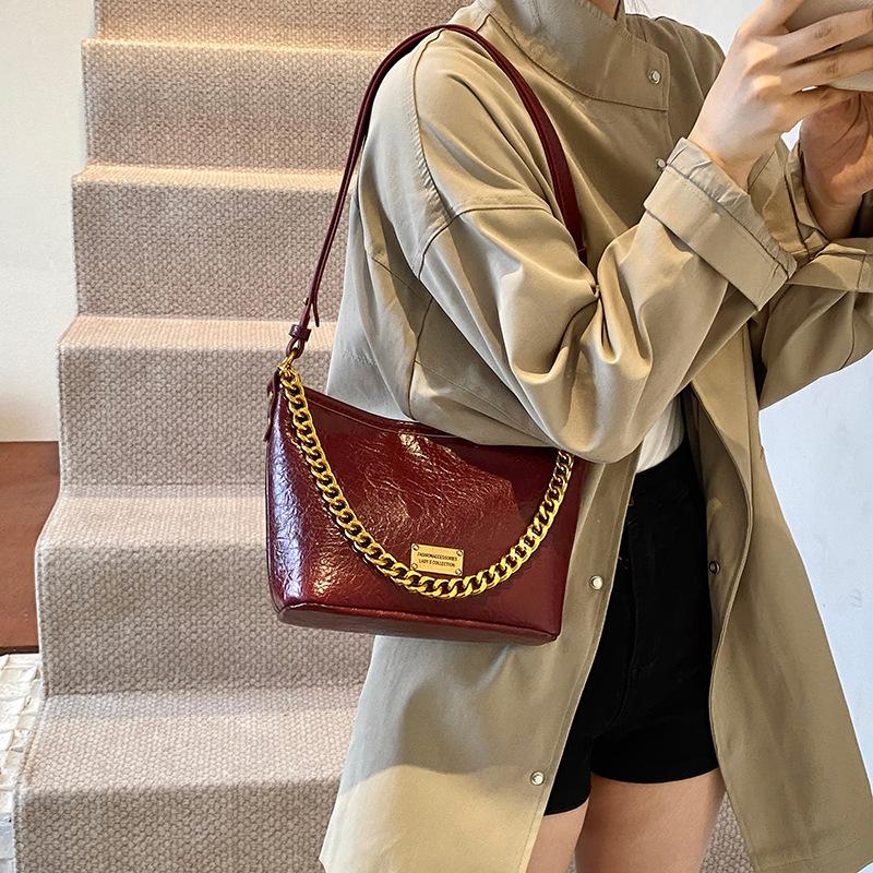

2024 New Sense Portable Bucket Bag Female Sen Moe Versatile Messenger Bag Niche Design Commuter Shoulder Bag 25*11*18 червоний