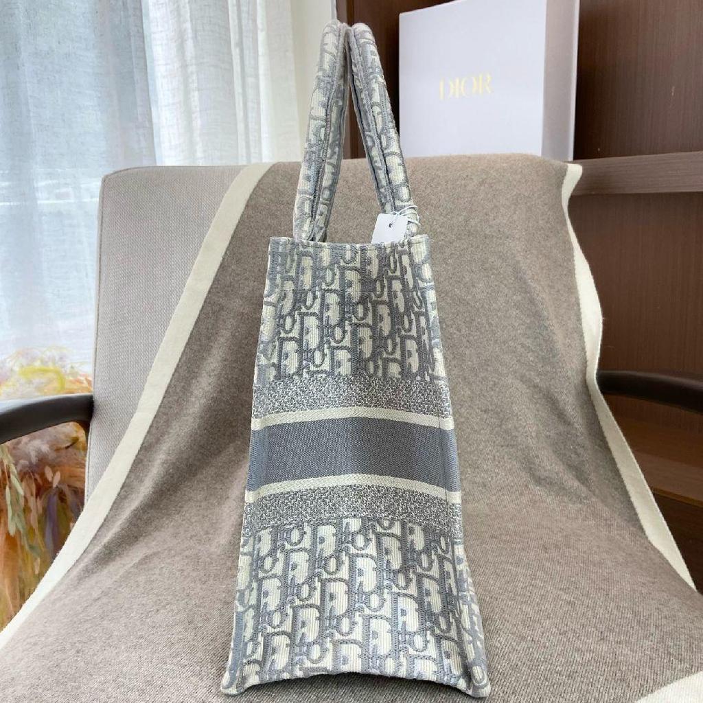 [Pre-Owned] Book Tote Large Capacity Oblique Handcrafted All Over Print Embroidered Canvas Shoulder Tote Bag - Excellent #7V7RMT