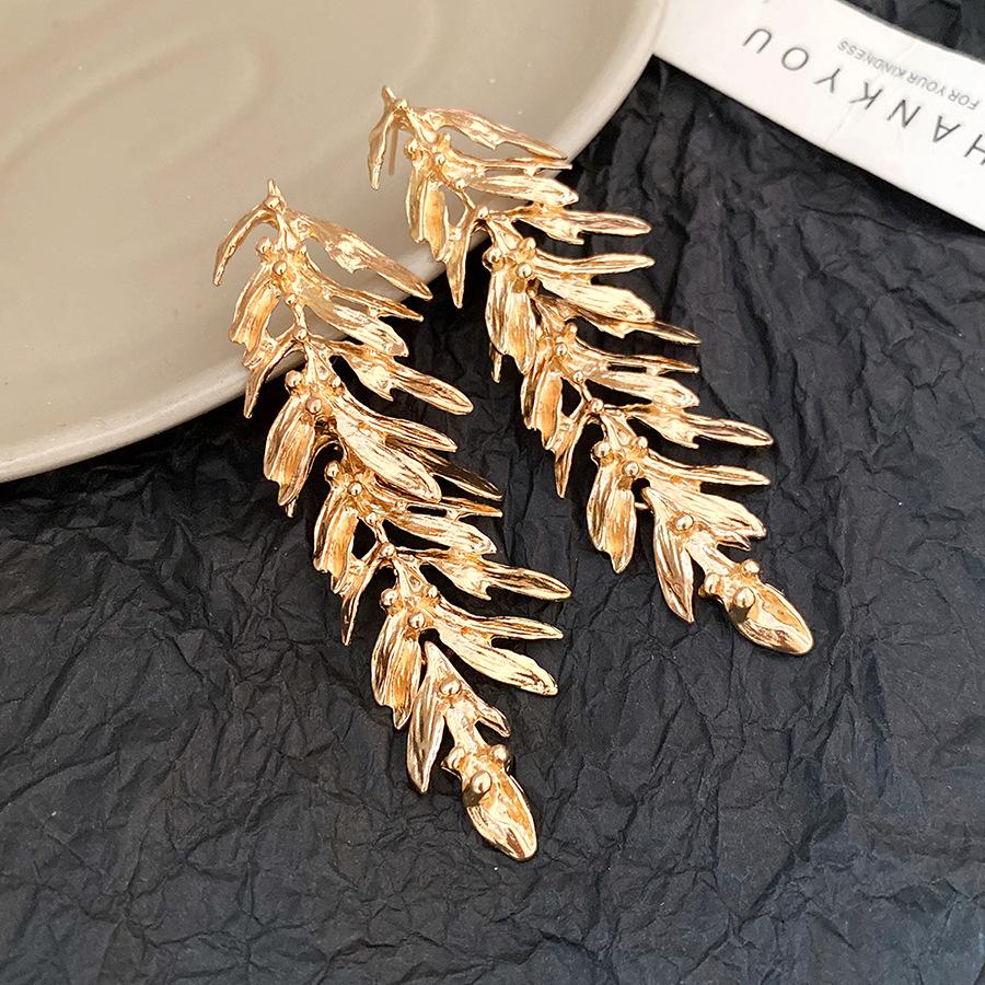 

European and American silver needle leaf feather fringed earrings light luxury high-end stud earrings personalized fashion exquisite earrings women