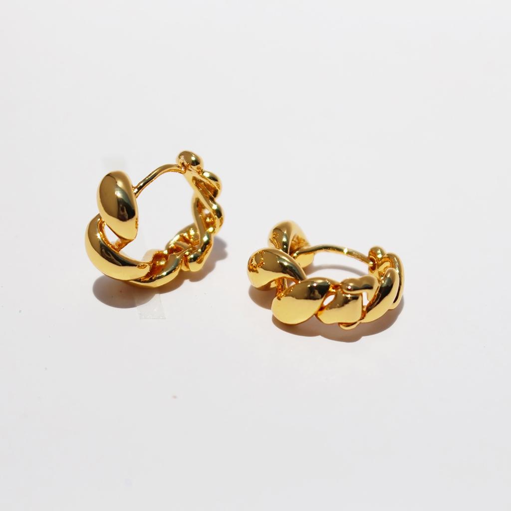 Classic Versatile Spiral Twist Small Ear Buckle Fashionable Personality Versatile Round Earrings Female Commuter 746