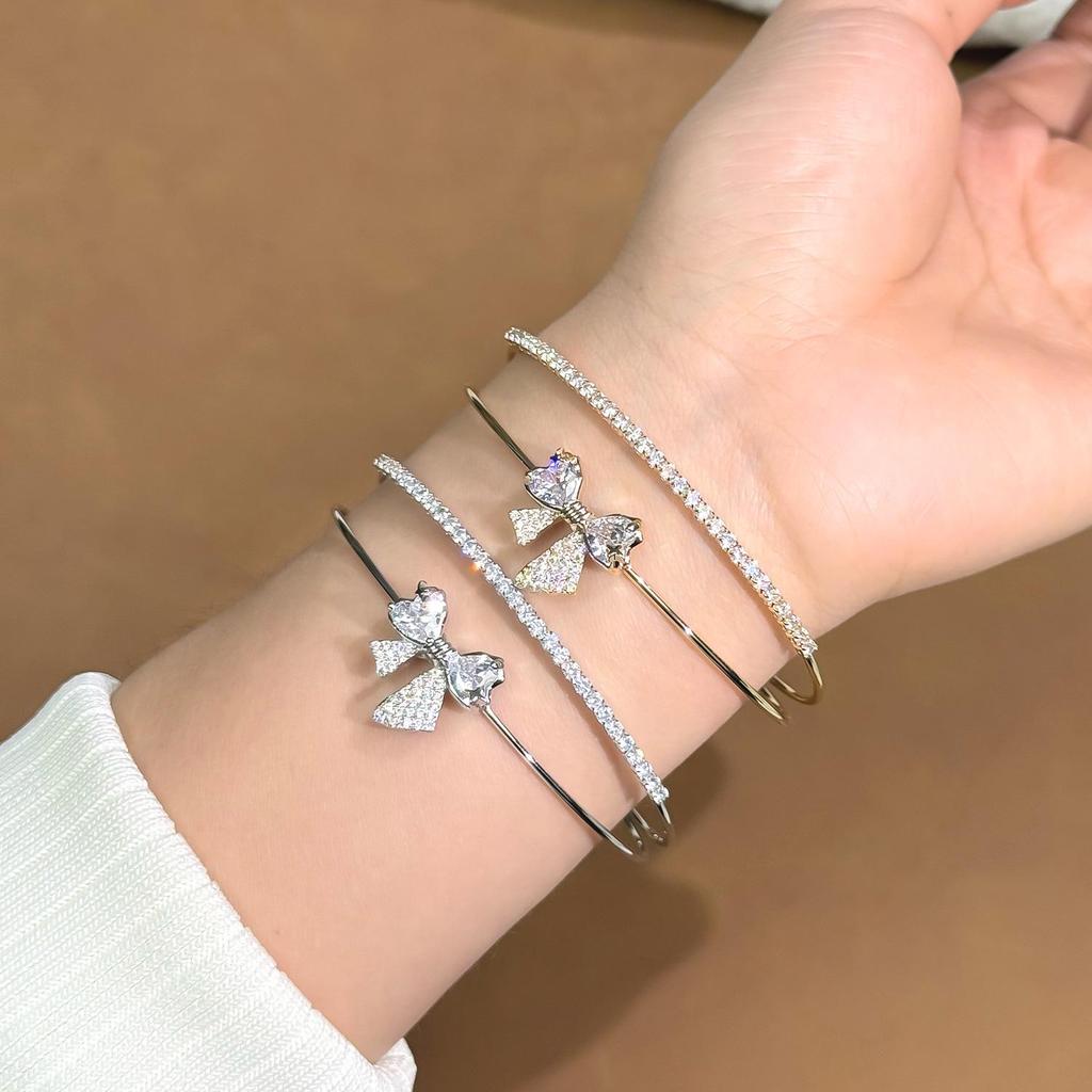 Elegant Zircon Geometric Open Bangle: A Luxurious, Versatile Bracelet for Women.