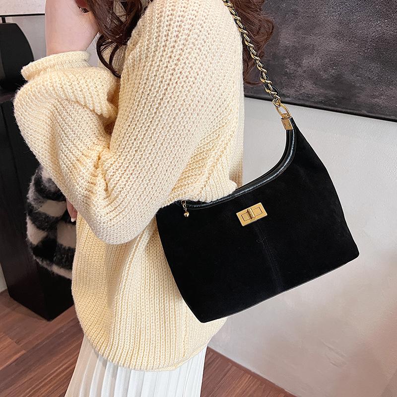 

Стильная и простая сумка-тоут женская 2025 новая большая вместительная сумка-мессенджер для поездок на работу нишевая трендовая маленькая сумка 26*9*22 чёрный