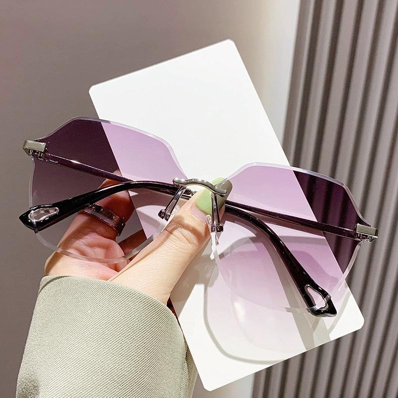 

Ultra-Lightweight Fashionable Frameless Sunglasses For Women With Finely Carved Copper Temples(Ds-8195)