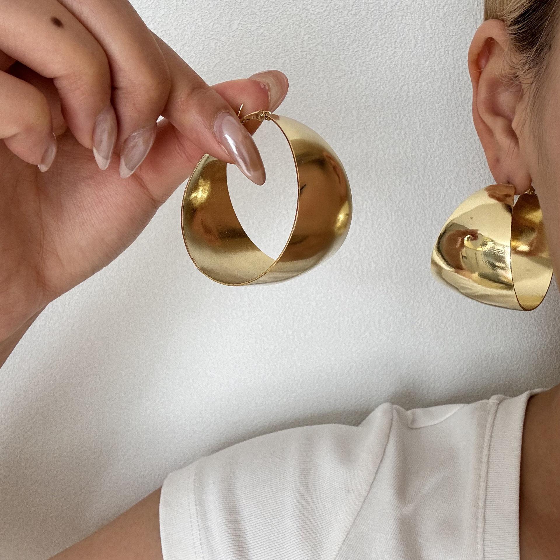 

Elegant Gold Geometric C-Shaped Drop Earrings