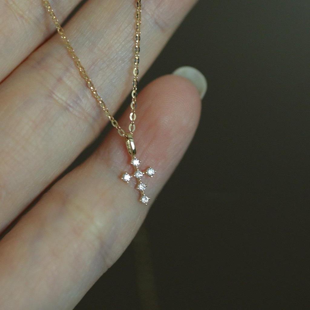 14K Goldplattierter S925 Sterling Silber Japanischer Stil Kreuzanhänger mit Mikro-Pavé-Verzierung.