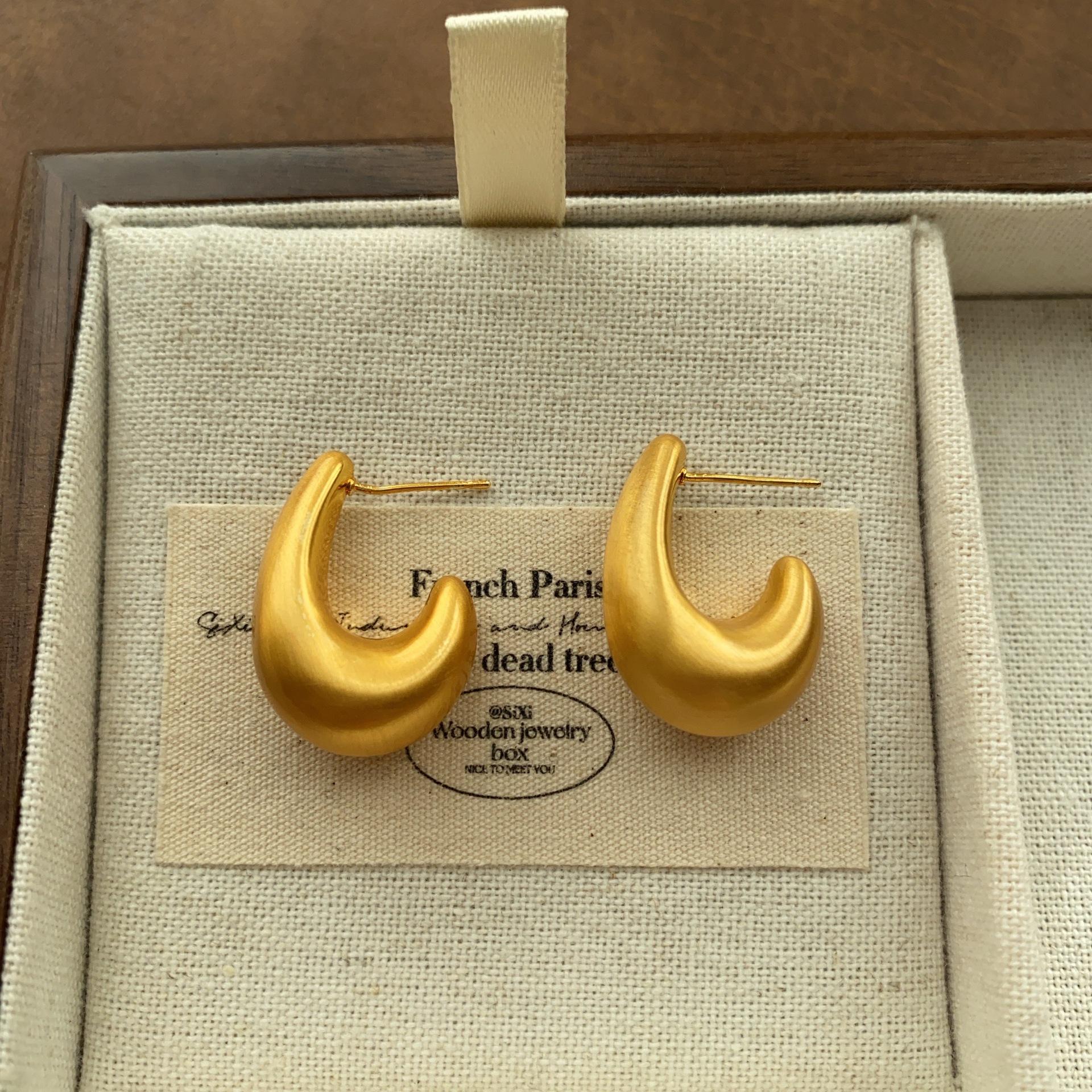 

Simple C-shaped curved ring stud earrings, earrings, European and American light luxury style, retro fashion, versatile high-end earrings