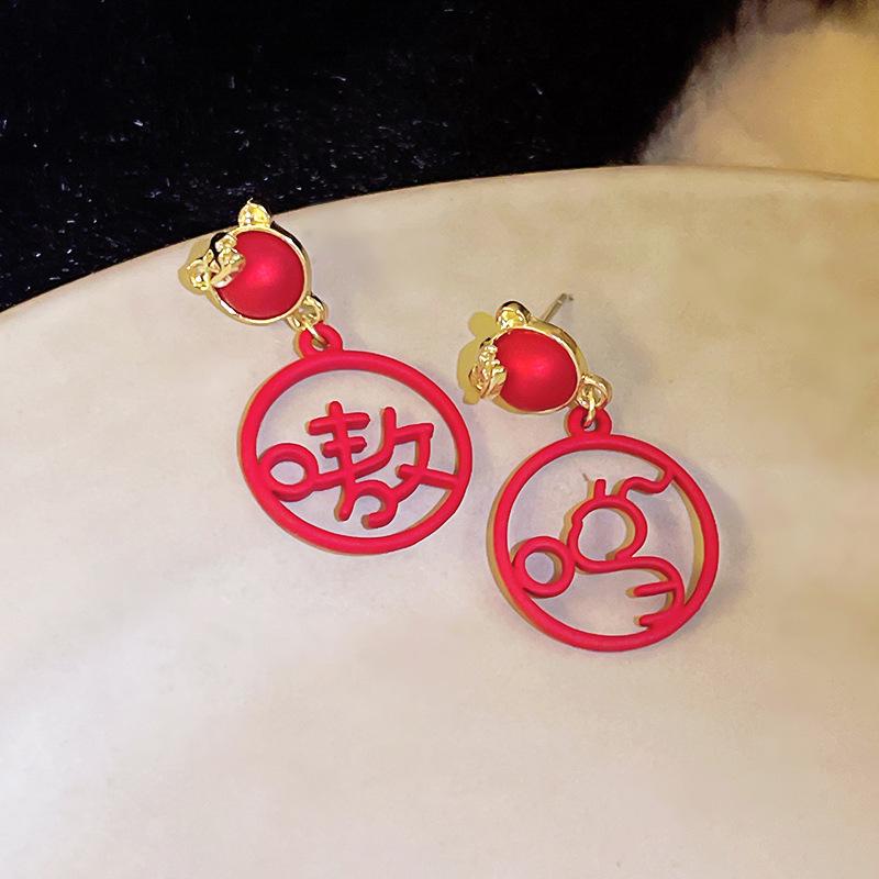 French Baroque Pearl Flower Tassel Earrings: Elegant Silver Needle Studs with a Light Luxury Touch