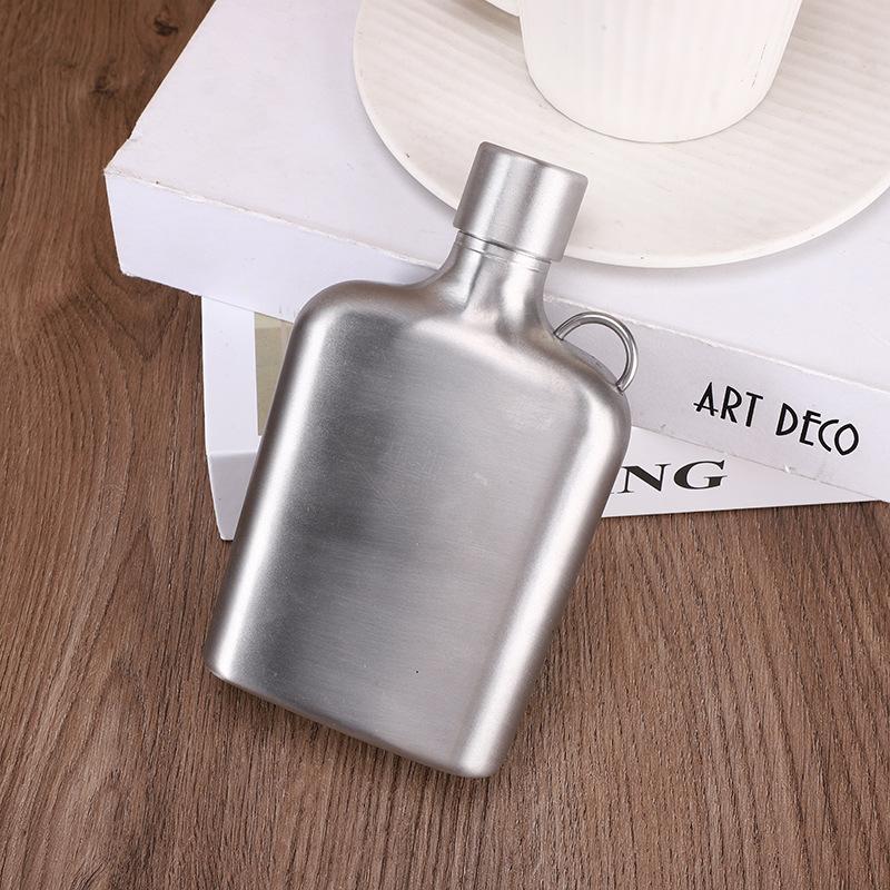 Modny kwadratowy srebrny piersiówka: Lekka, kieszonkowa butelka idealna dla miłośników outdooru i uczestników festiwali