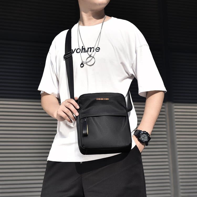 Casual and simple men's shoulder messenger bag